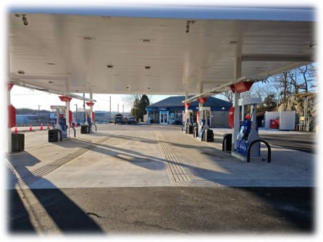 A gas station with many people waiting for the service.